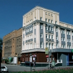 Административное здание на углу Красного проспекта и улицы Романова