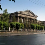 Здание Сибирского государственного университета путей сообщения (СГУПС) на улице Дуси Ковальчук