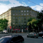 Жилой дом на углу Вокзальной магистрали и Советской