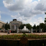 Новосибирская государственная филармония со стороны Первомайского сквера сегодня