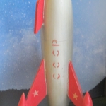 Деревянная игрушка "Ракета с космонавтом" - год выпуска не известен, предположительно, 1960-е годы. Из коллекции Ирины Дмитриевны Денисовой.  