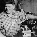 Токарь В. Д. Варваринский, включивший первый станок на новосибирском инструментальном заводе, 15 октября 1941 года
